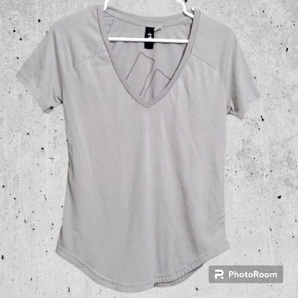 Adidas top women’s size medium grey shirt Adidas logo thin fabric game d… - Picture 4 of 13